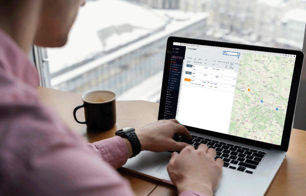 Logistyk podczas pracy, na komputerze – wyznaczając trasę w zgodzie z systemem TMS – Uniter.pro.